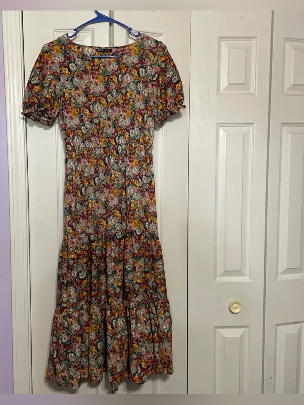 Floral midi dress. Comfortable and flowy. Size small.
